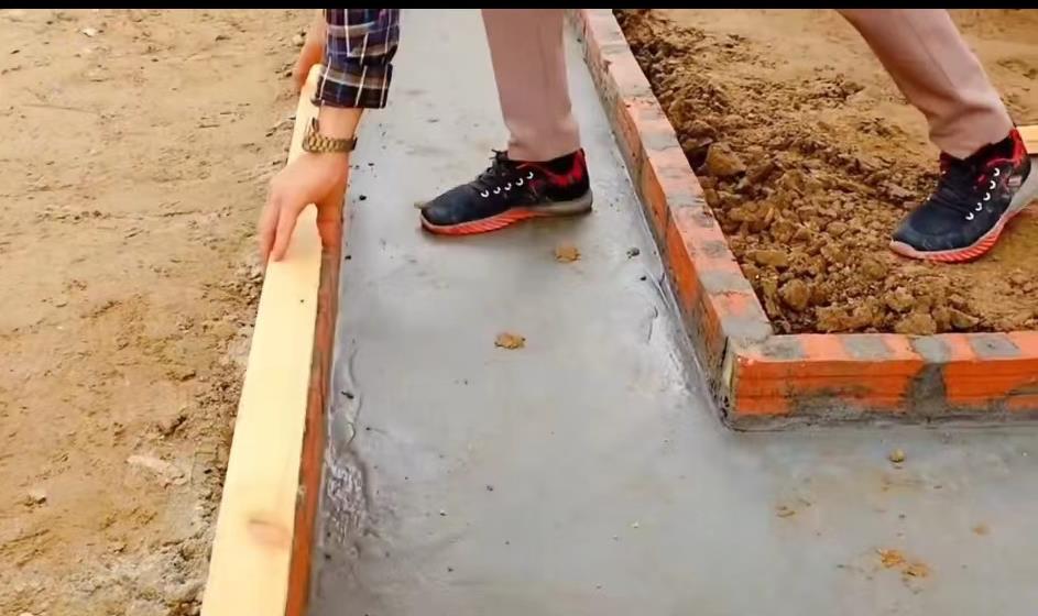 小哥把竹子编织成长方形鸡笼,小哥建造鸡舍