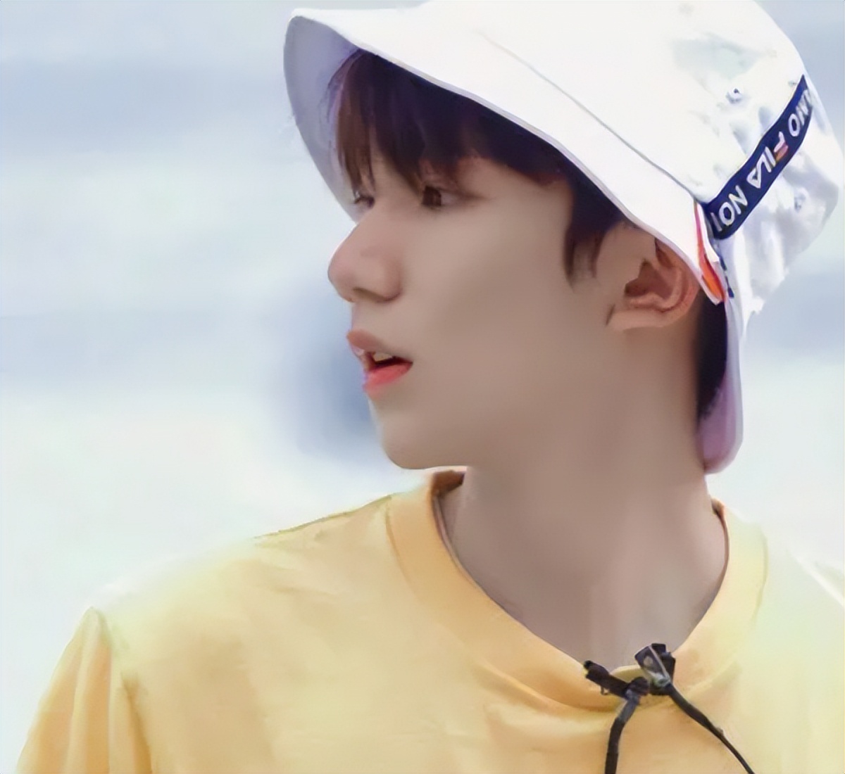 王源婚纱事件评论区逆天发言,为什么穿婚纱去看王源的演唱会