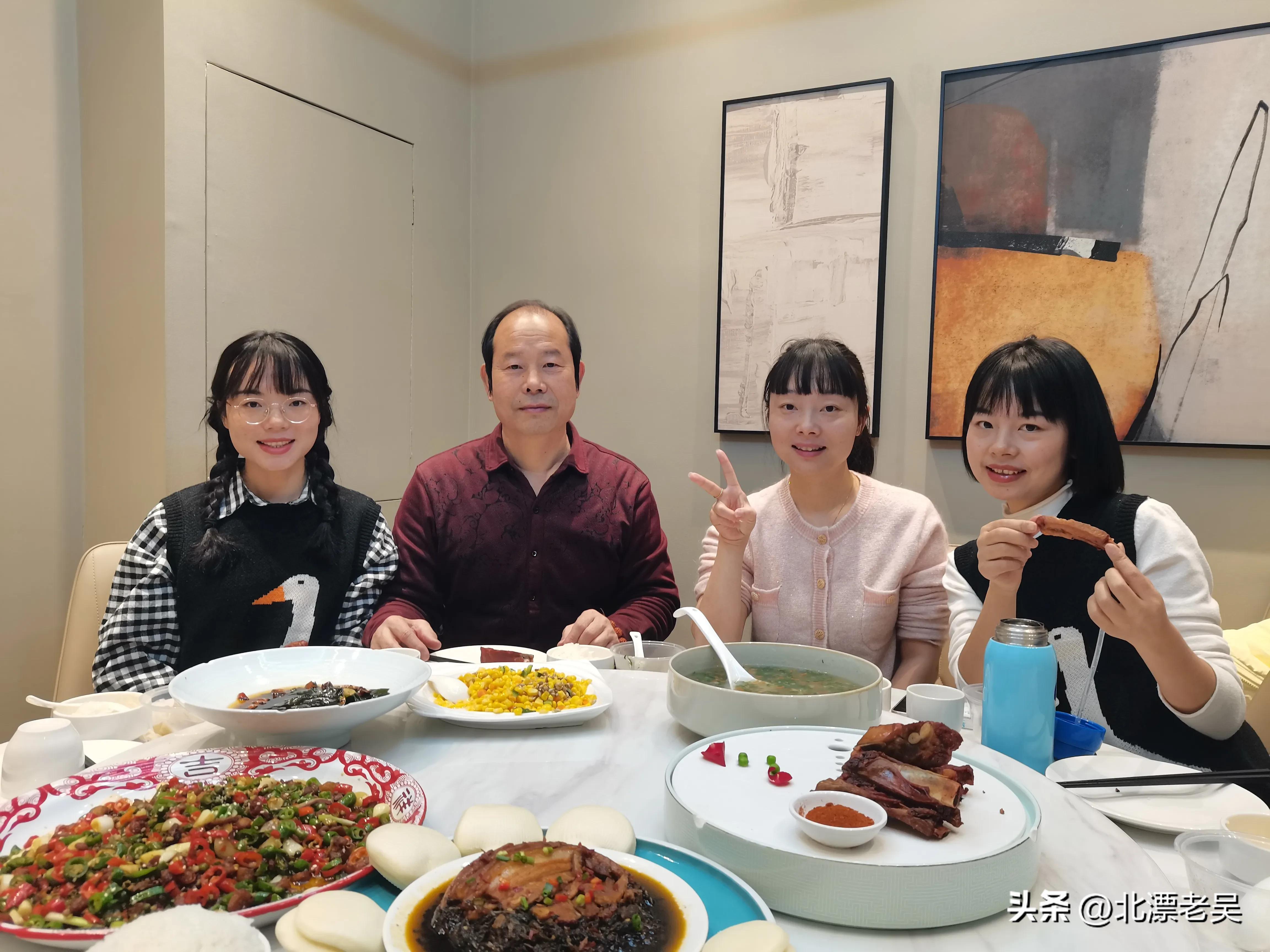 回家过年，只为给爱人燃烛焚香，上坟请灵