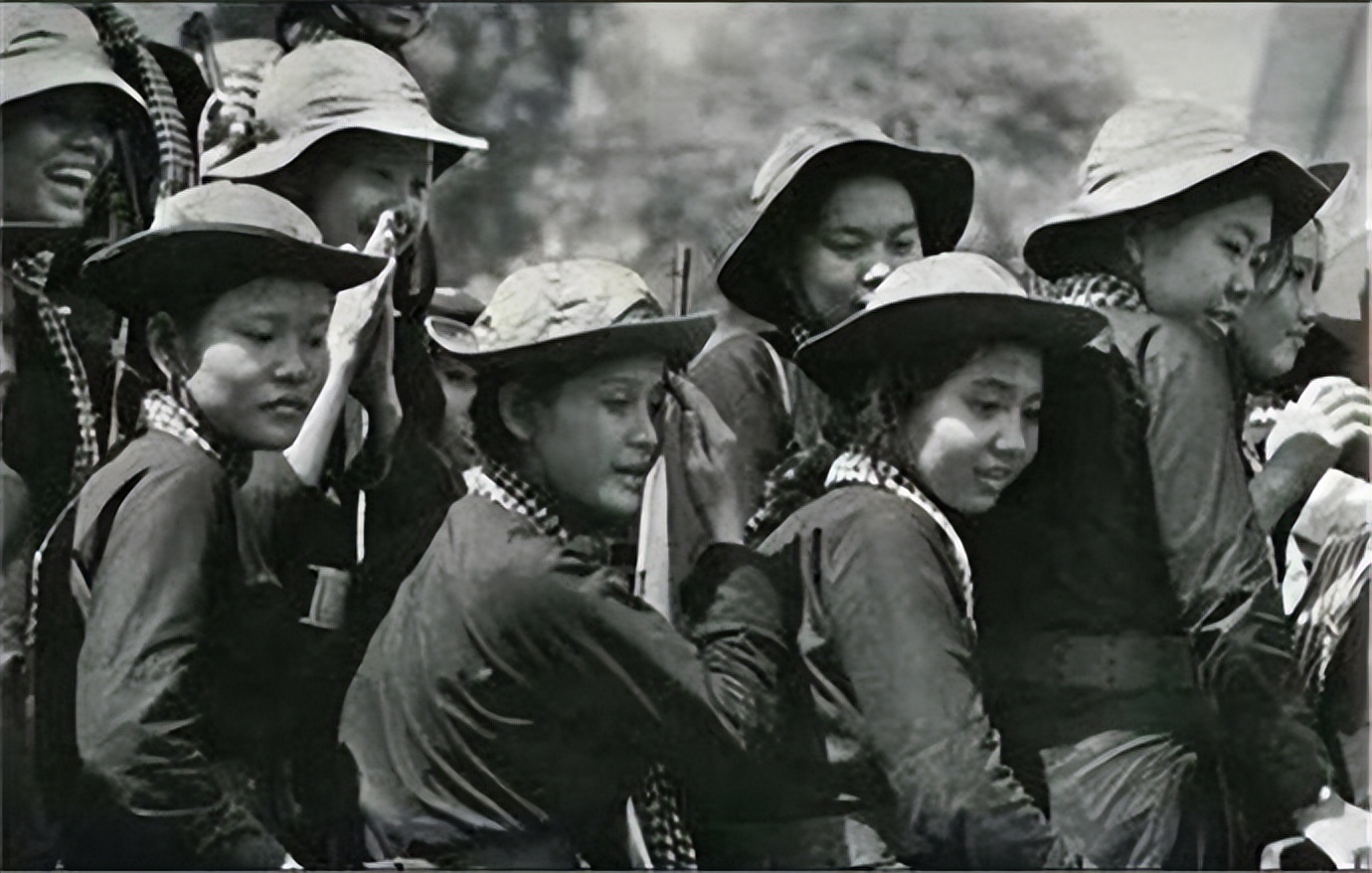 越南女兵有多惨？美军在刑讯逼供中，竟用蚂蟥、山羊作为行刑工具