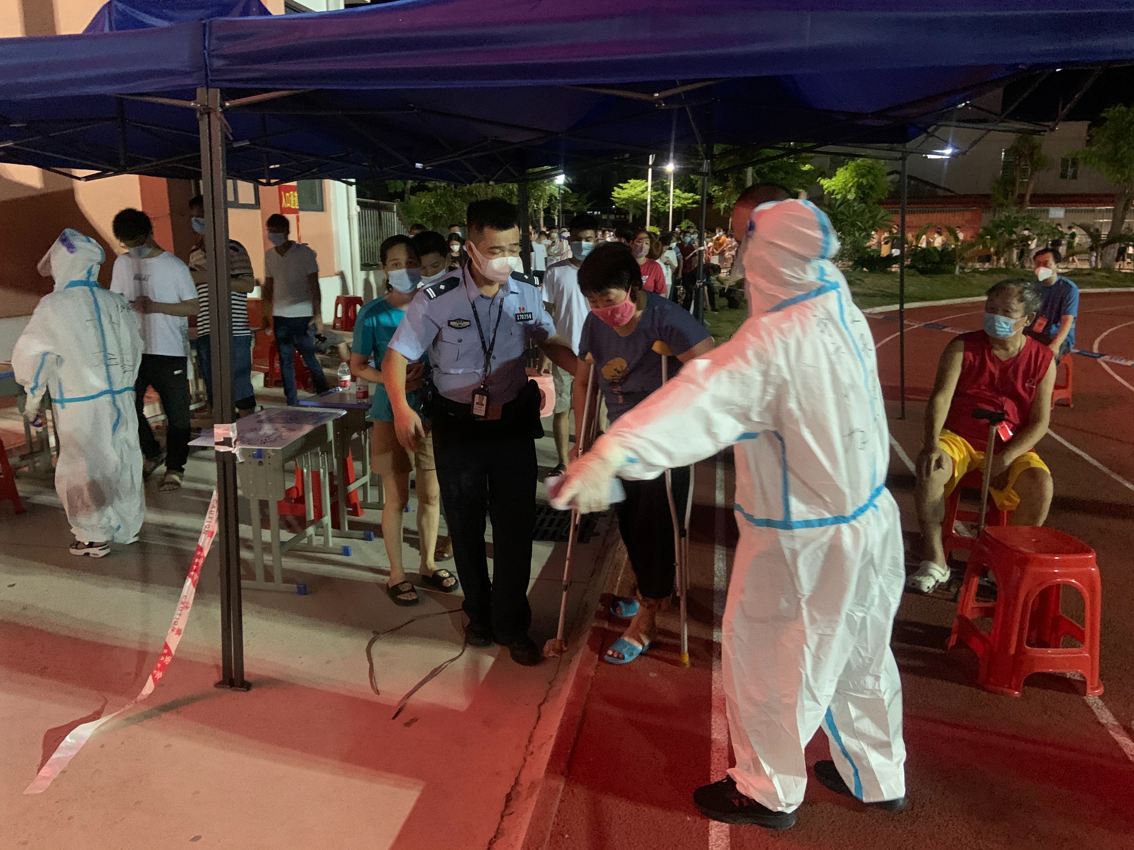 提升为民情怀不断提高群众幸福感,提升履职能力为群众排忧解难