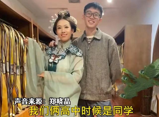 西安这对特困生情侣，穿着普拉达裙子玩着苹果手机