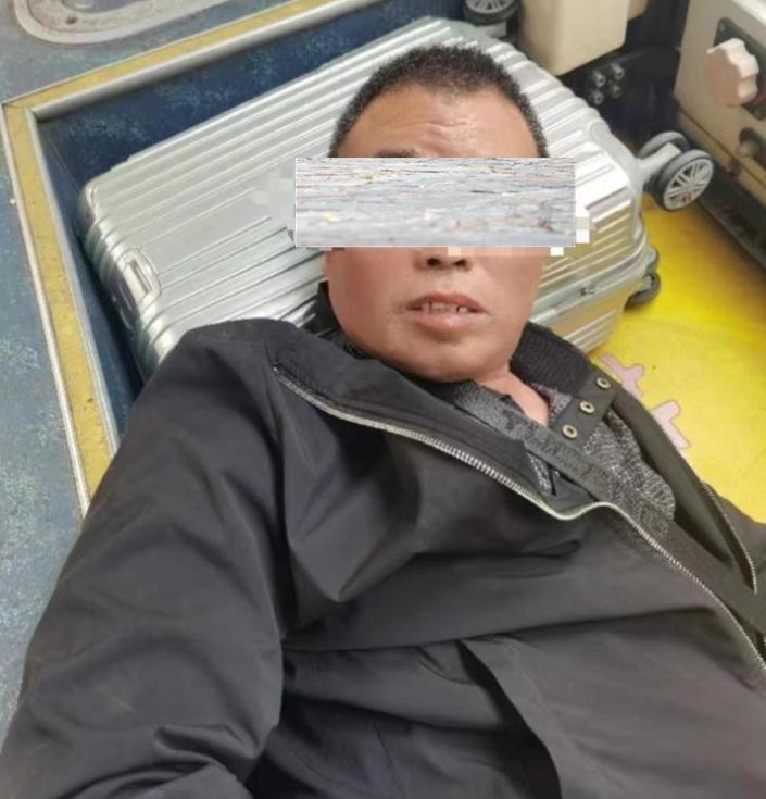 湖南52岁老人公交车内身亡,一男子15路公交车猝死事件