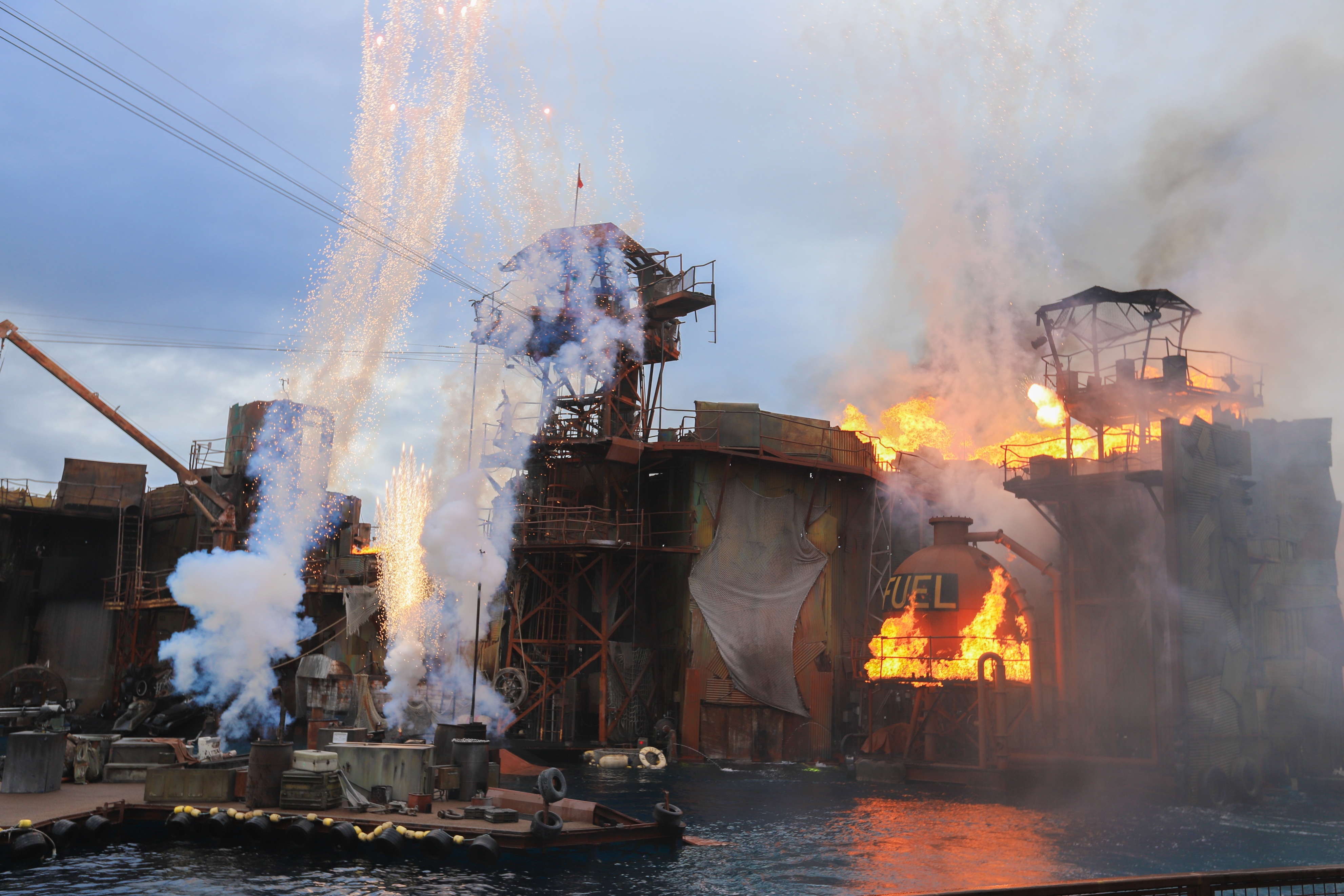 未来水世界环球影城互动,环球影城未来水世界震撼表演