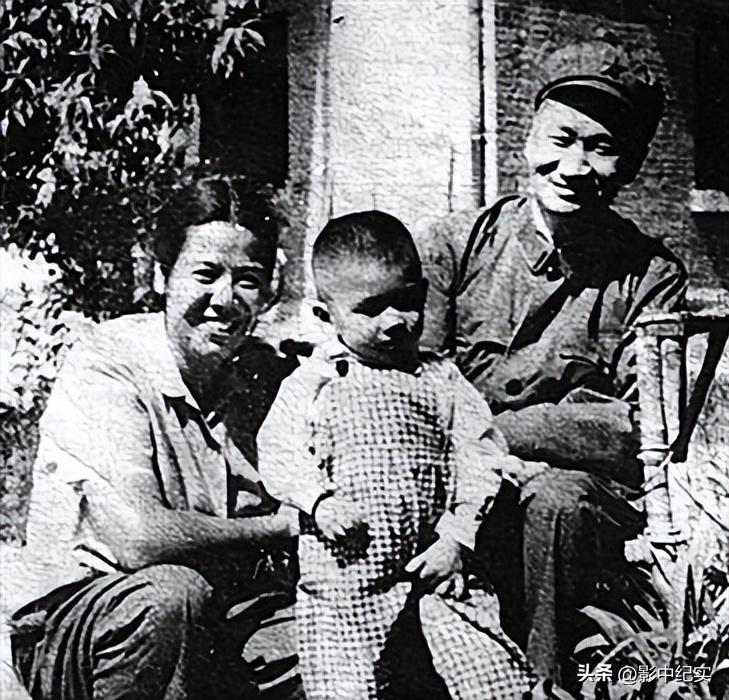 1962年毛岸青回乡祭拜母亲，欲下跪遭妻子制止，顿时明白妻子用意