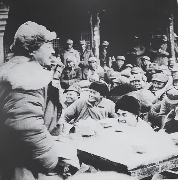 八路军、新四军的军服到底是灰色还是黄色？