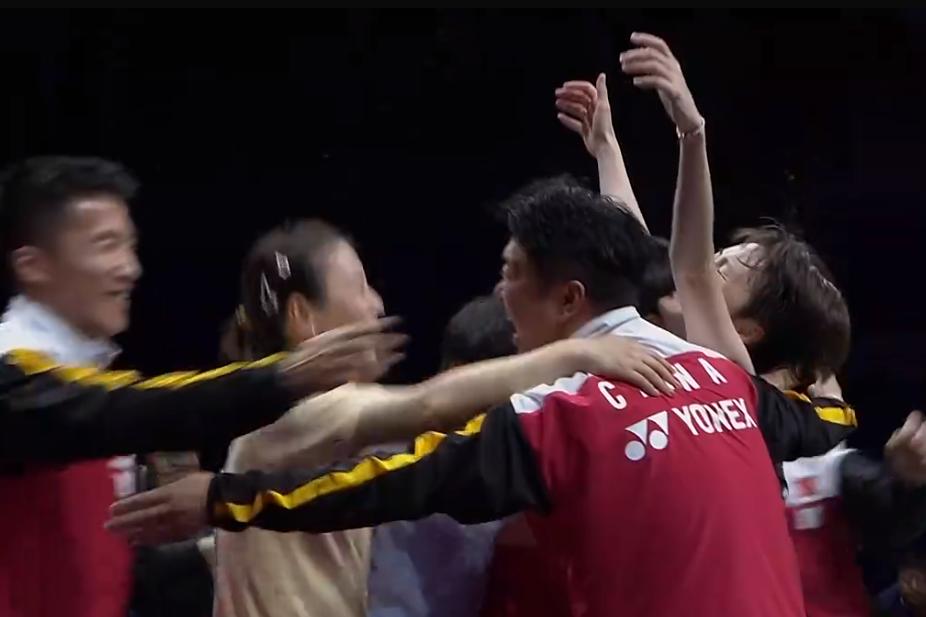 中国1:0战胜韩国全场球迷高唱国歌,中国横扫韩国