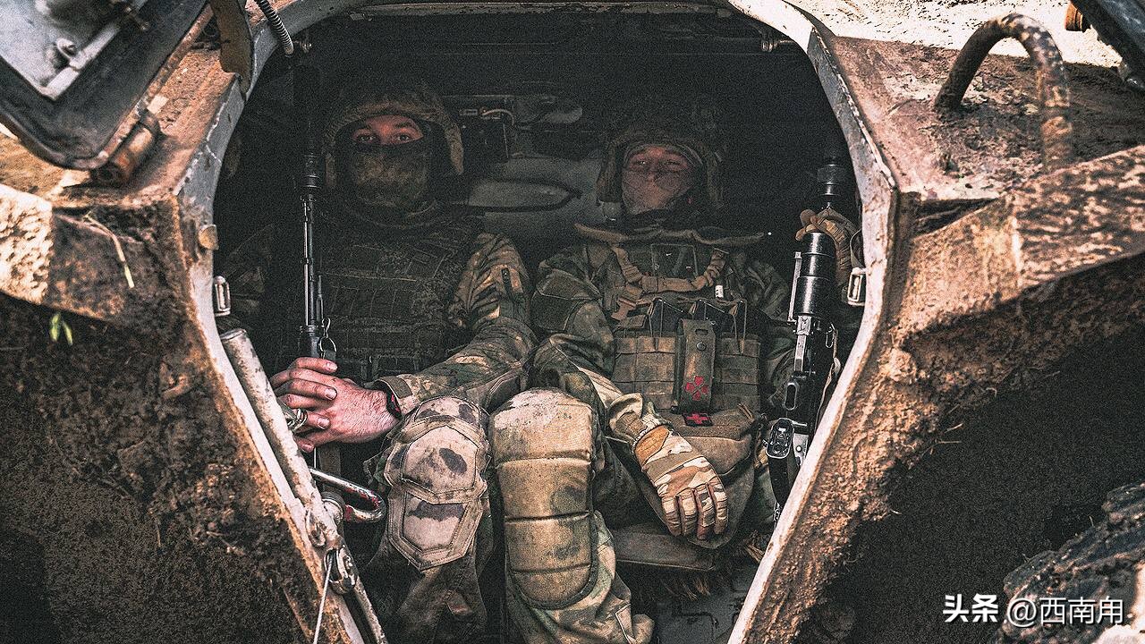 为了心中的执念，俄51岁的体育老师披甲上阵，只求战死的学生安息