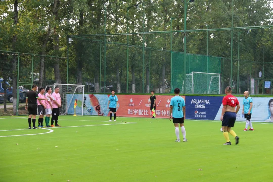 今年的成都热得发慌，夏天里的蒙爸足球，爱得发狂