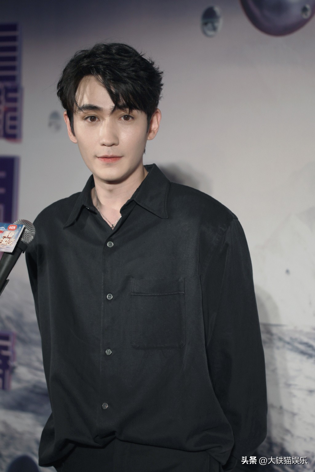 穿黑衬衫好看的人,穿黑衬衫的帅气男人