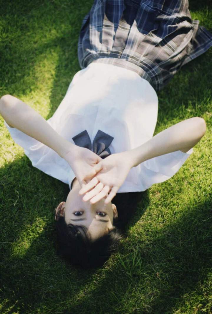 拍照技巧与角度情侣显脸小,拍照显脸小的方法就是头发遮脸