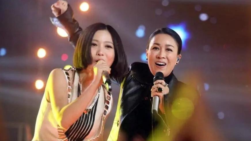 萨顶顶假唱话筒拿反是故意的吗,萨顶顶假唱话筒拿反是哪年