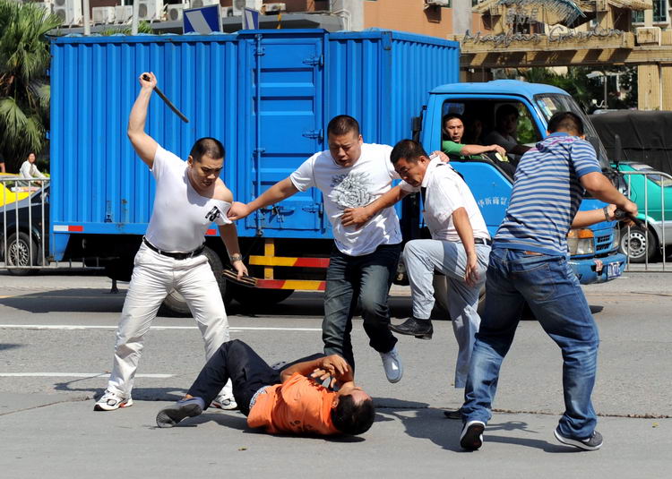 13年,北京军官自封少将,娶俩老婆敛财380万,因一照片暴露身份