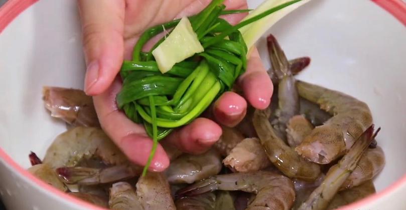 正宗蒜蓉大虾的做法简单,蒜蓉大虾配米饭