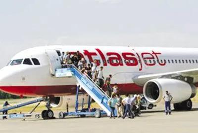 飞机中转为什么要下飞机,为什么飞机落地很久才让乘客下机