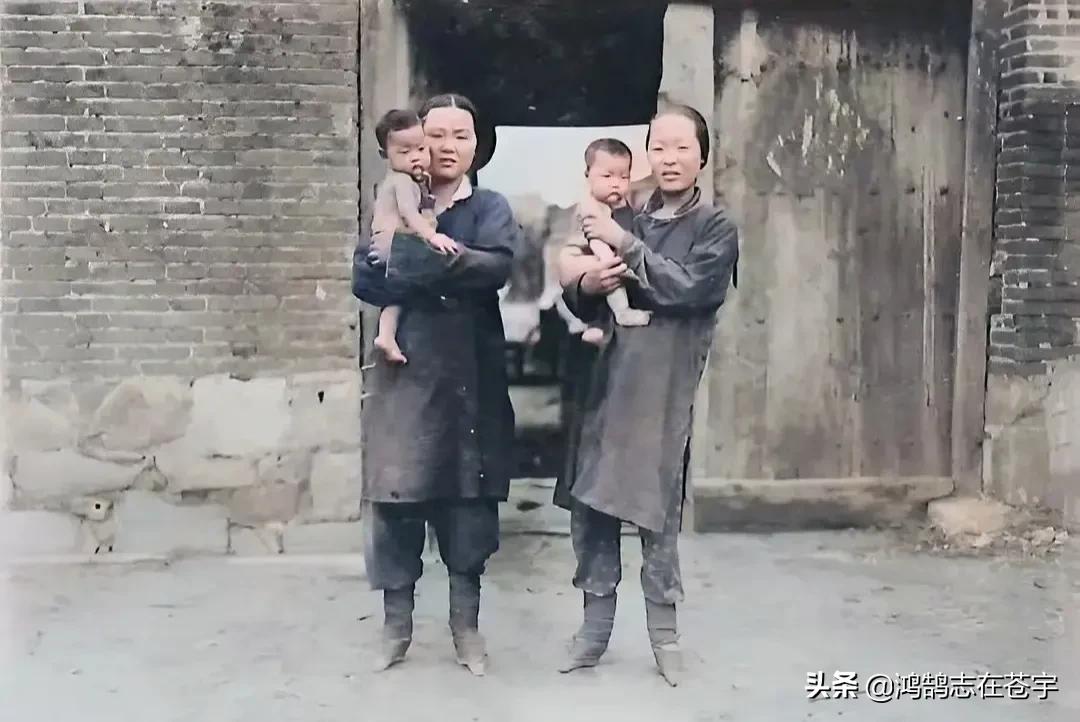 清末老照片地主婆叼着烟坐姿霸气,清末士绅高清老照片