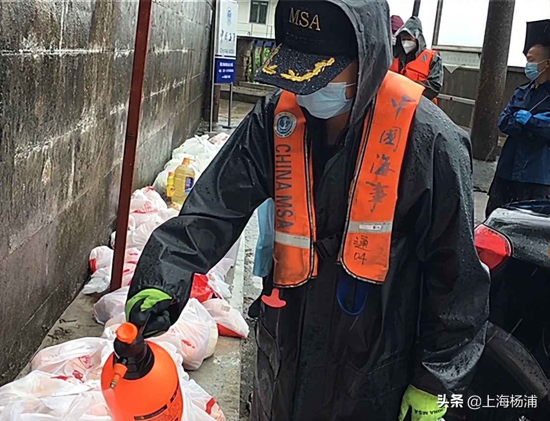 风雨中的摆渡人图片,风雨中的摆渡人