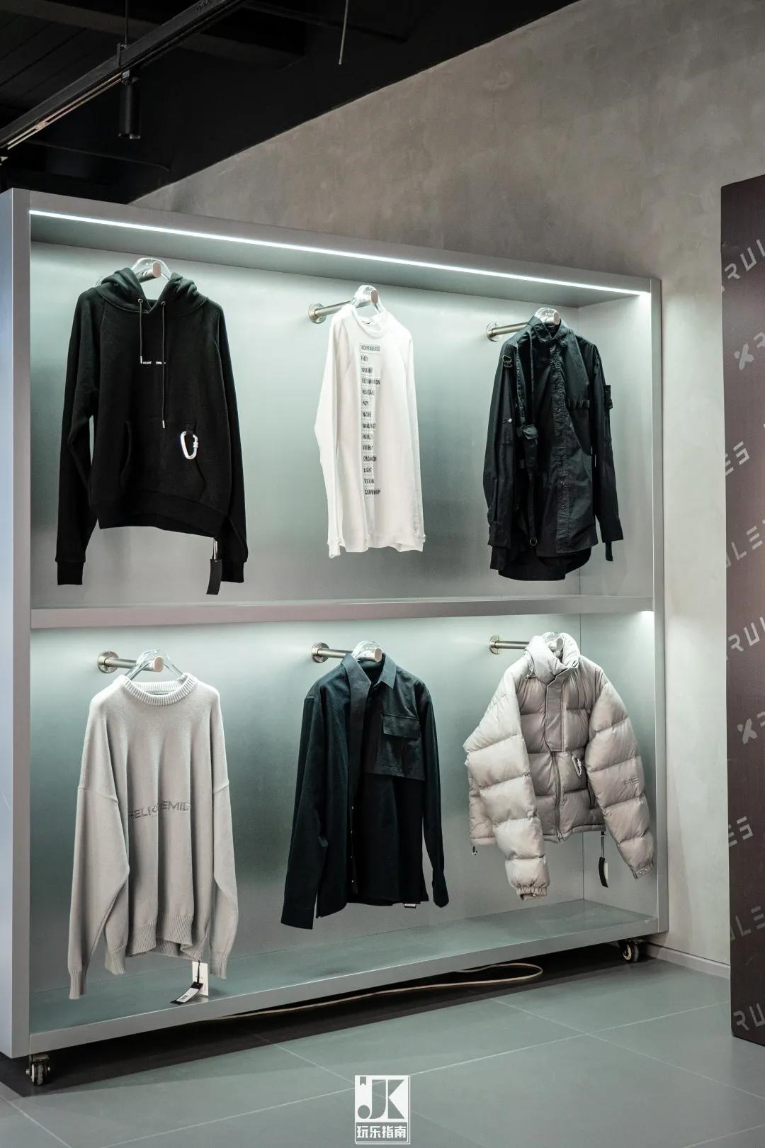 六位数玩偶、30万的AJ，免费送MOLLY，这家潮流店“很来事”