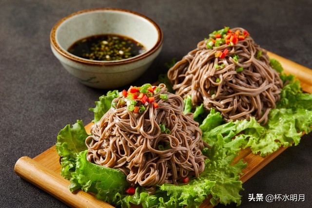 43岁大姐跟50岁老头搭伙，没啥！月领5000元！攒老本，供妮上大学