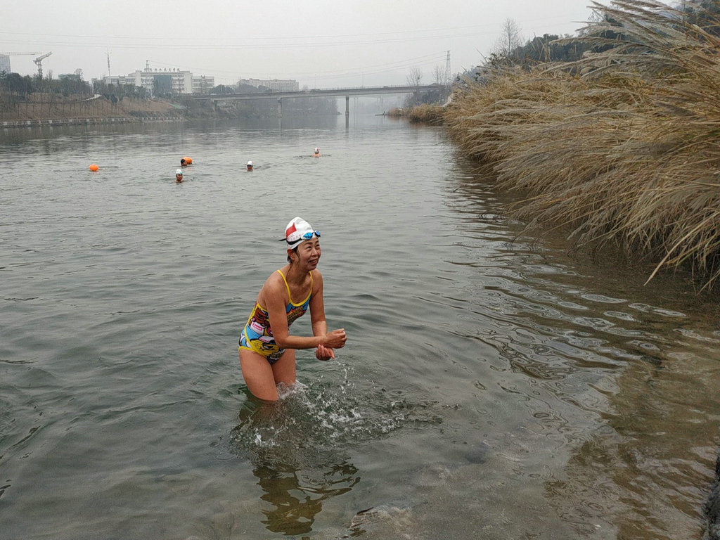 湘西欢乐冬泳人——向怀化水上部落“碉堡村”致敬