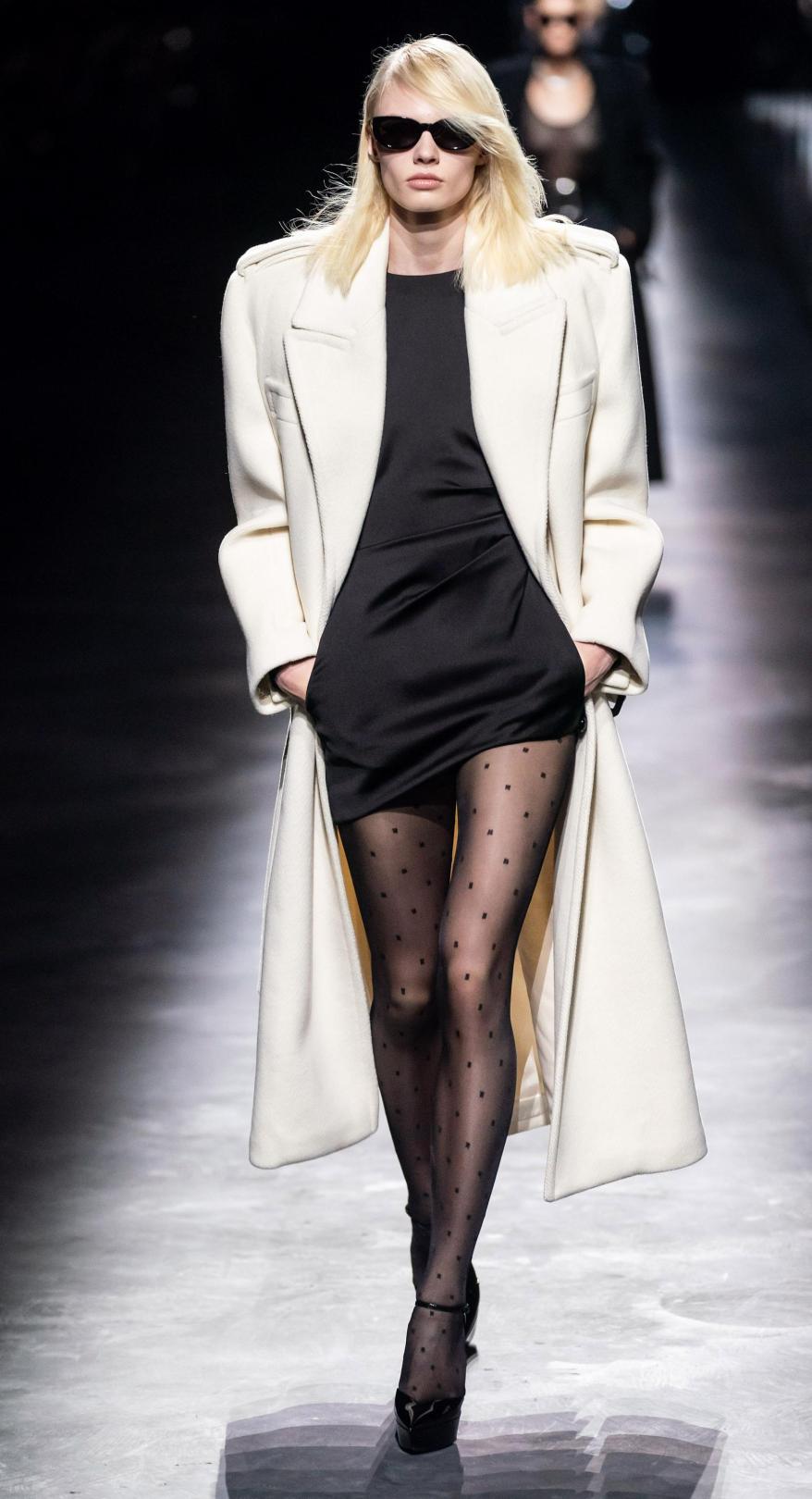 她风靡时尚圈，带火YSL吸烟装！婚纱穿皮草黑丝：我是自己的钻石