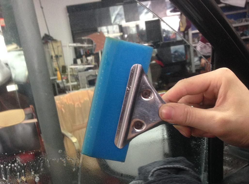 车窗膜起波浪撕下来怎么去胶,车窗膜撕了胶怎么去除