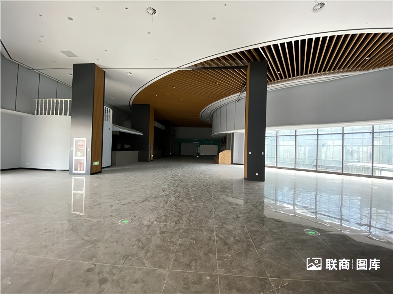 “鸽王”、潮玩街区…实探杭州近期新开的三个商场