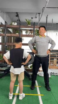 背微驼怎么矫正,孩子背有点驼怎么矫正