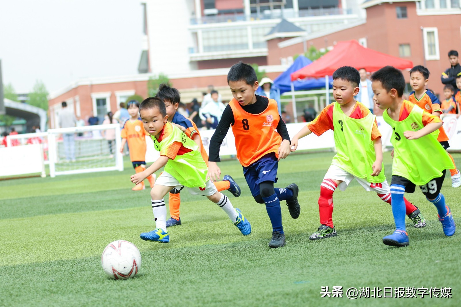 幼儿园孩子足球踢门比赛,幼儿园小朋友踢足球比赛视频