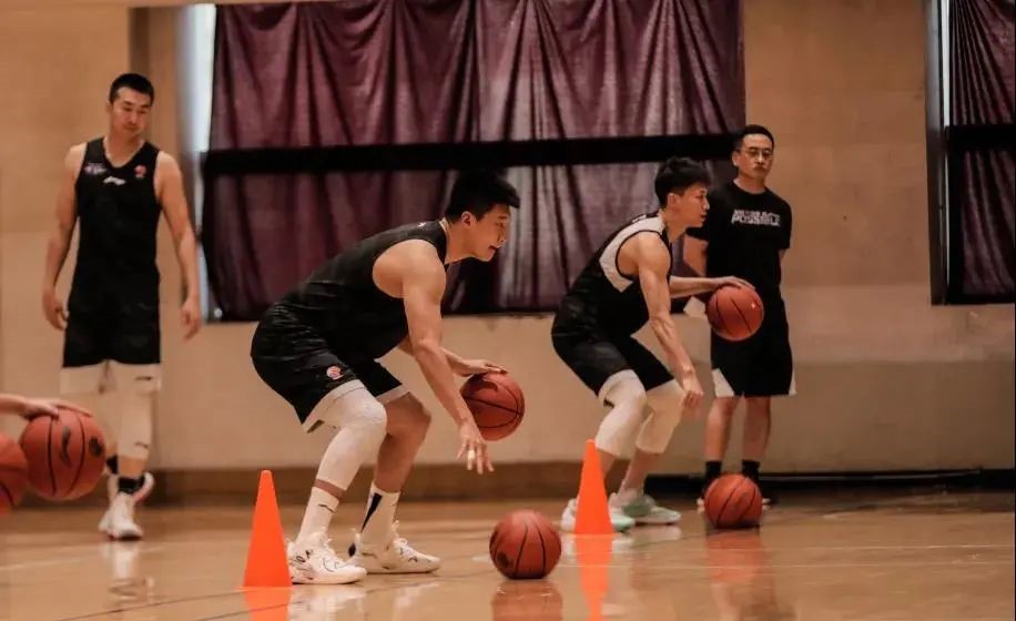 上海男篮美凯地板,美凯篮球运动地板联系电话