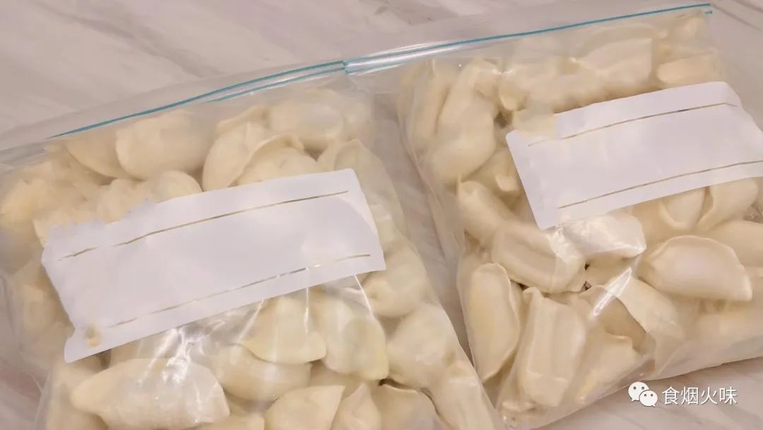 饺子包好后怎么放保鲜袋保存,饺子包好放冰箱冻在一块了怎么办