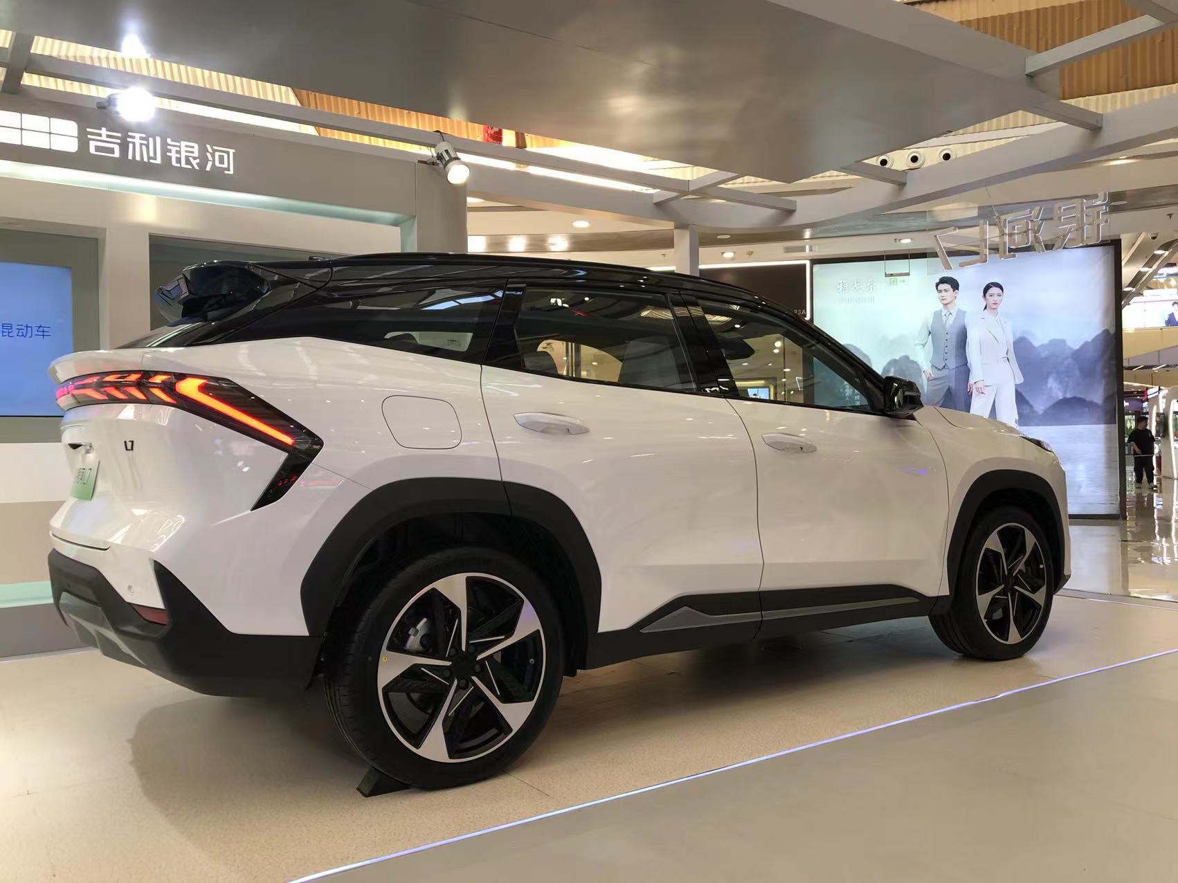 吉利银河l7全新suv棕灰,银河l7宋plusdmi数据对比