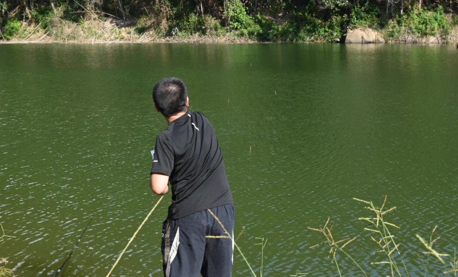 刘松松比赛用的什么鱼竿,刘松松代言过的鱼竿