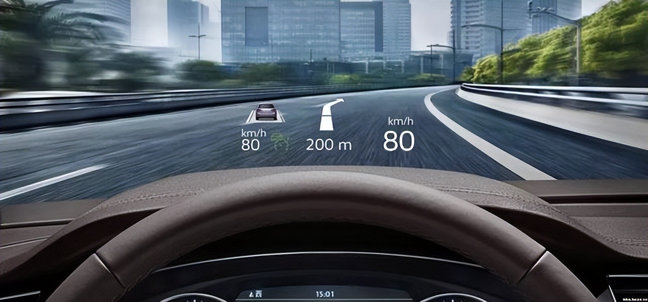 汽车hud是投影到玻璃上吗,汽车hud怎么投影到玻璃上的