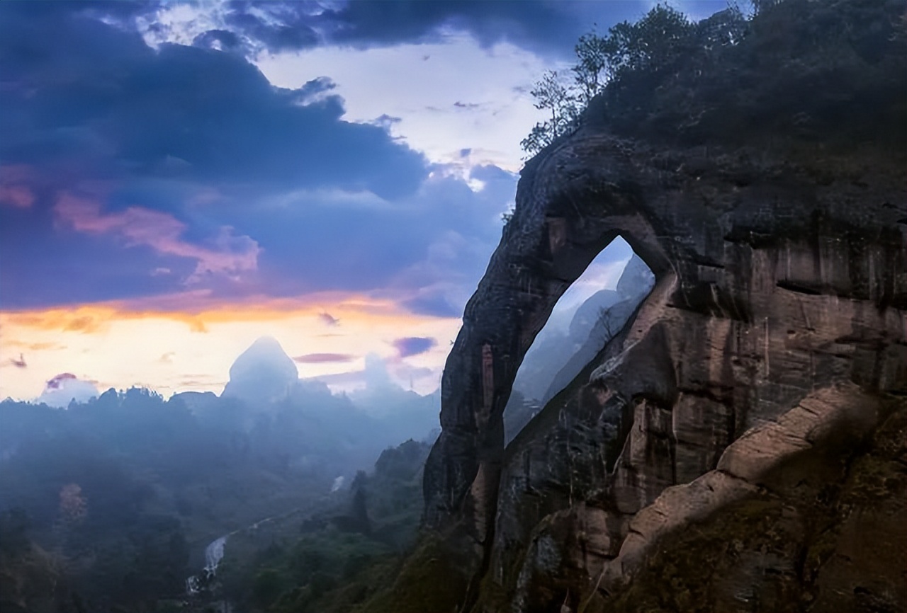 景德镇和鹰潭哪个面积大,江西最发达的城市景德镇