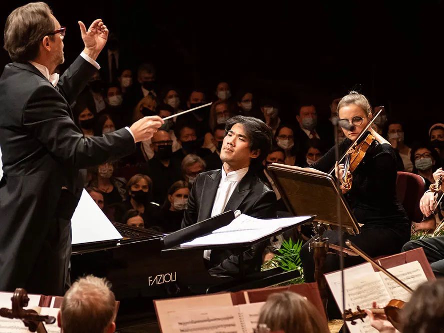 8岁学弹琴是不是太晚了,8岁开始学钢琴太晚了吧