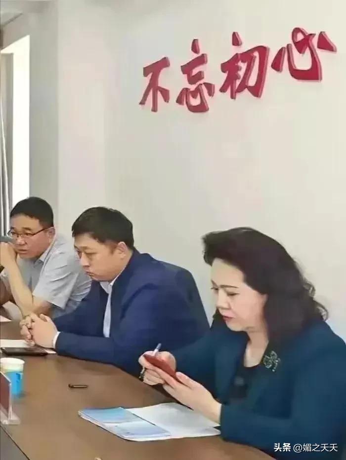 李少莉事件又有新情况?脖子上戴的项链被曝光,疑似跟耳钉同款