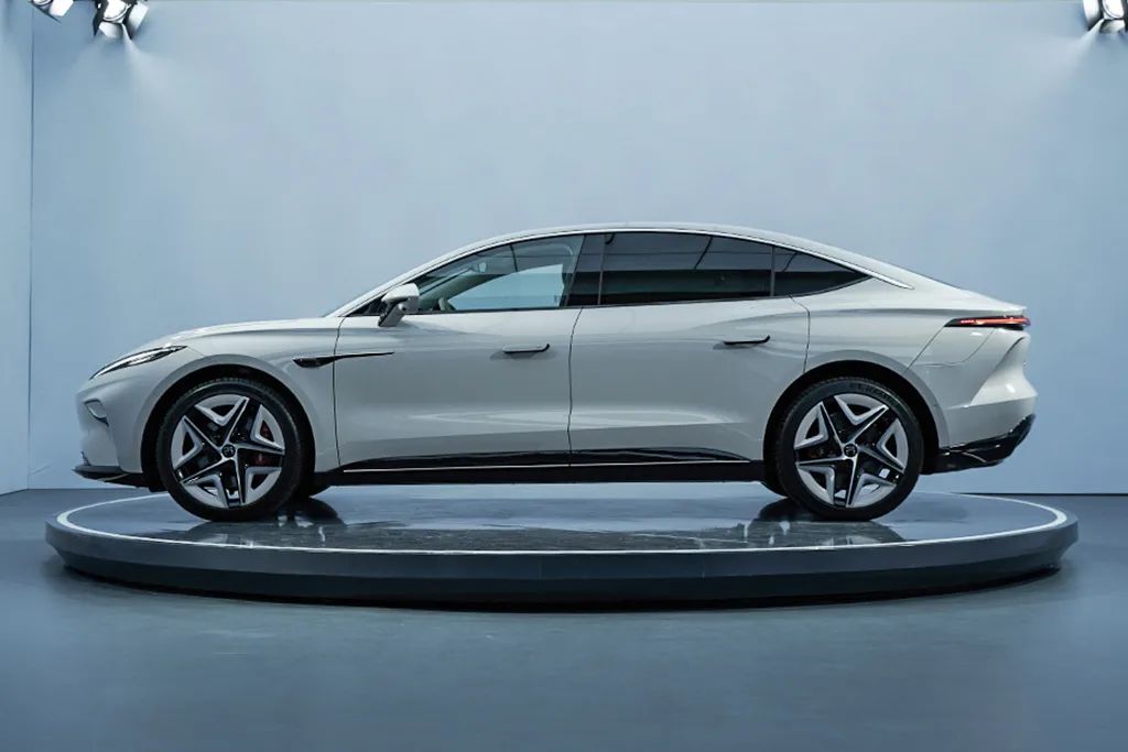 南京车展靓丽车模云集,南京2023国际车展车模秀