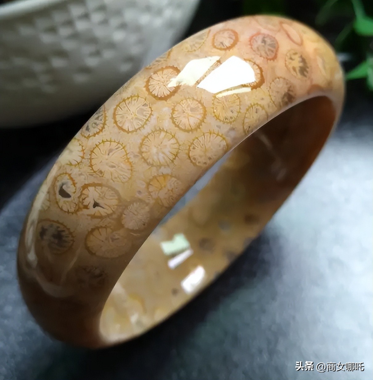 除了金银还有什么首饰,天然宝石制成的手镯