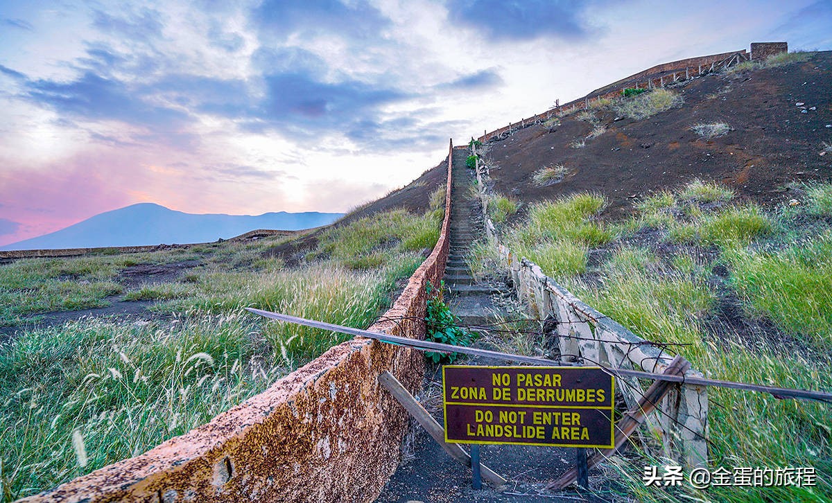 开汽车上活火山口,停车就能见到熔岩湖,这里是尼加拉瓜的马萨亚
