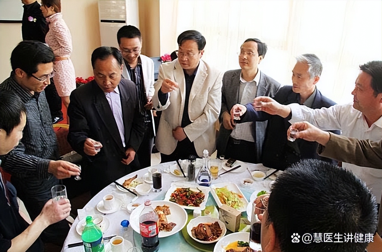 一喝酒就脸红可以喝酒锻炼酒量吗,为什么有的人喝酒容易脸红容易醉