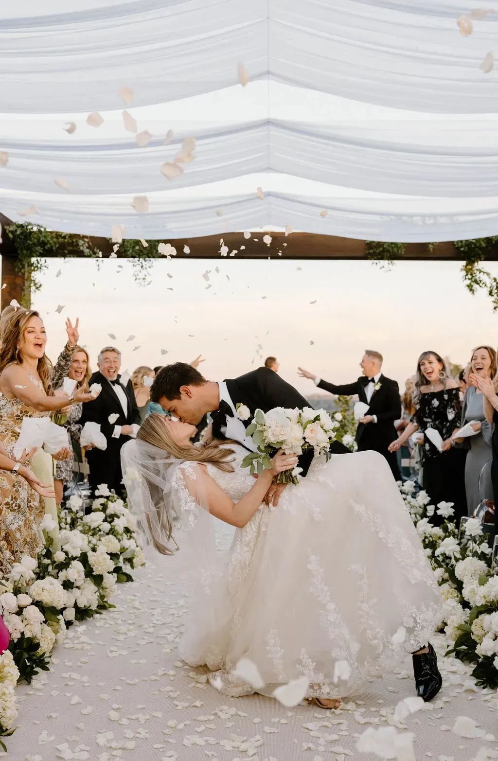 让霉霉写歌后悔分手的男神官宣结婚！娶同名小护士：这缘分绝了…