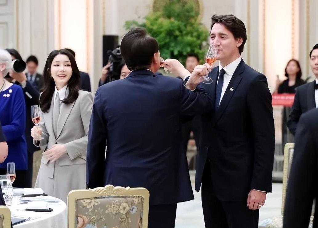 金建希赴广岛出席G7！穿情侣装却面露疲惫，见到帅哥总理就该笑了