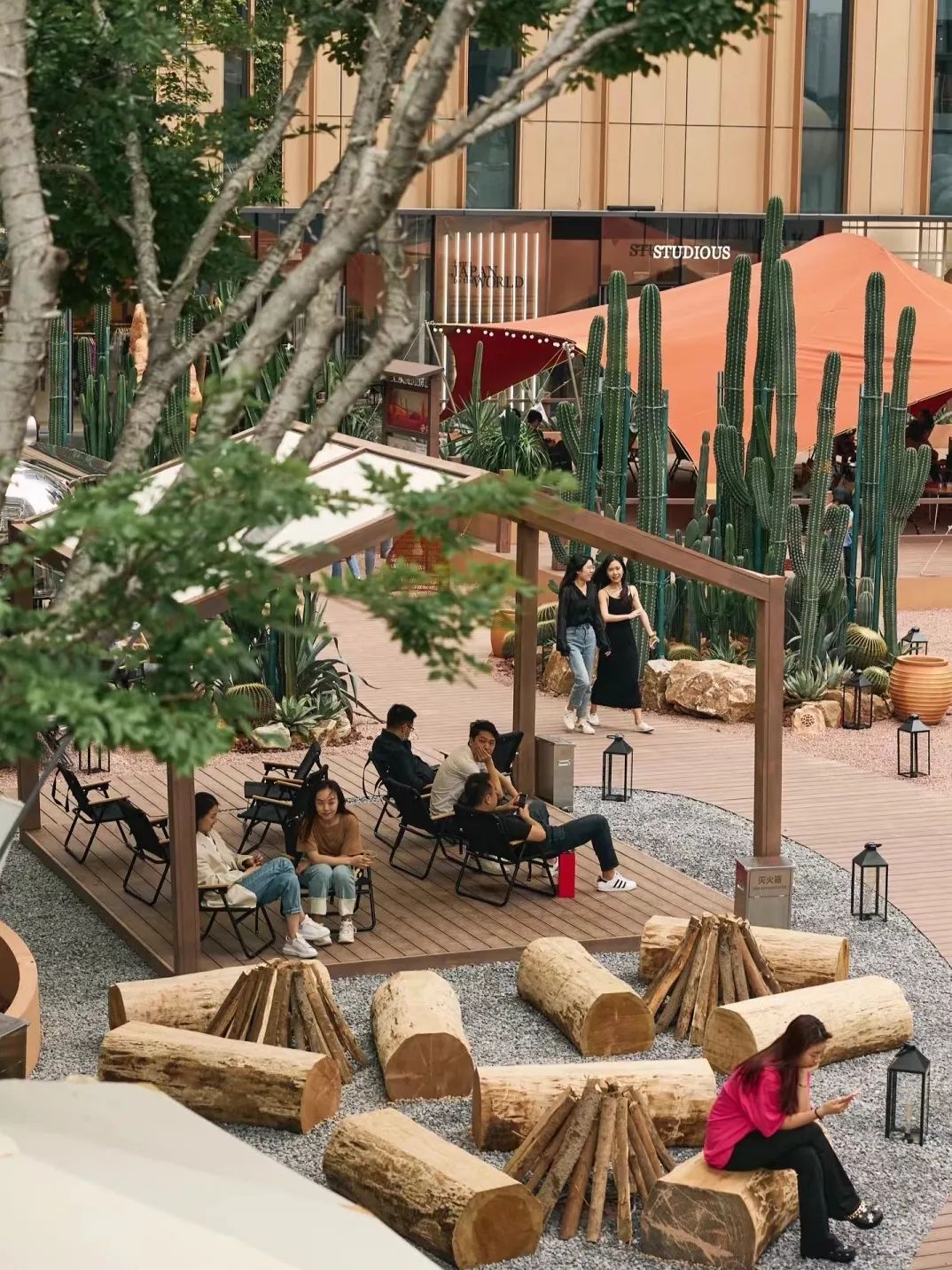 公路商店、露营咖啡...为什么这些新商业都在“去商业化”?