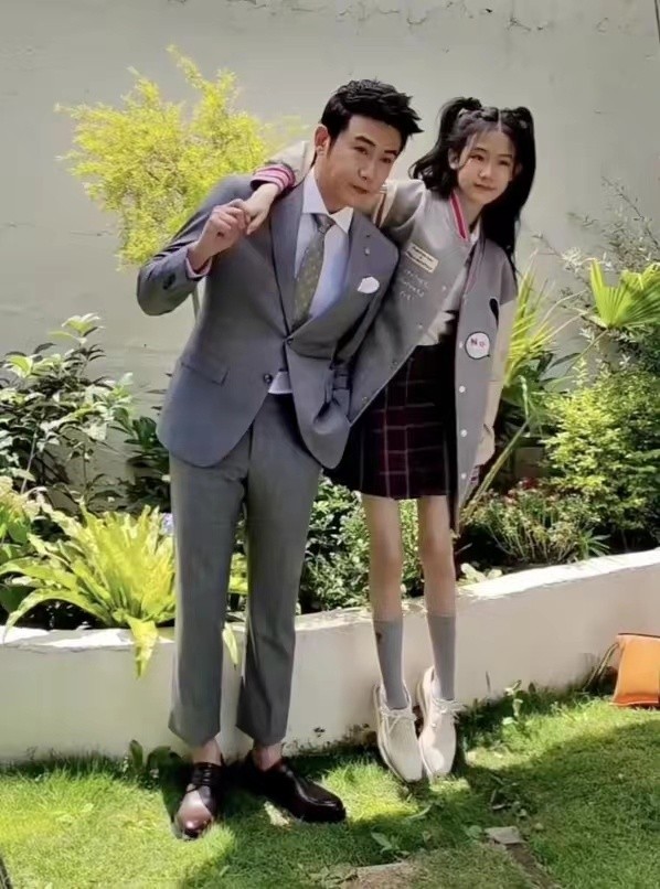 陆毅的大女儿的腿,陆毅大女儿近照多瘦