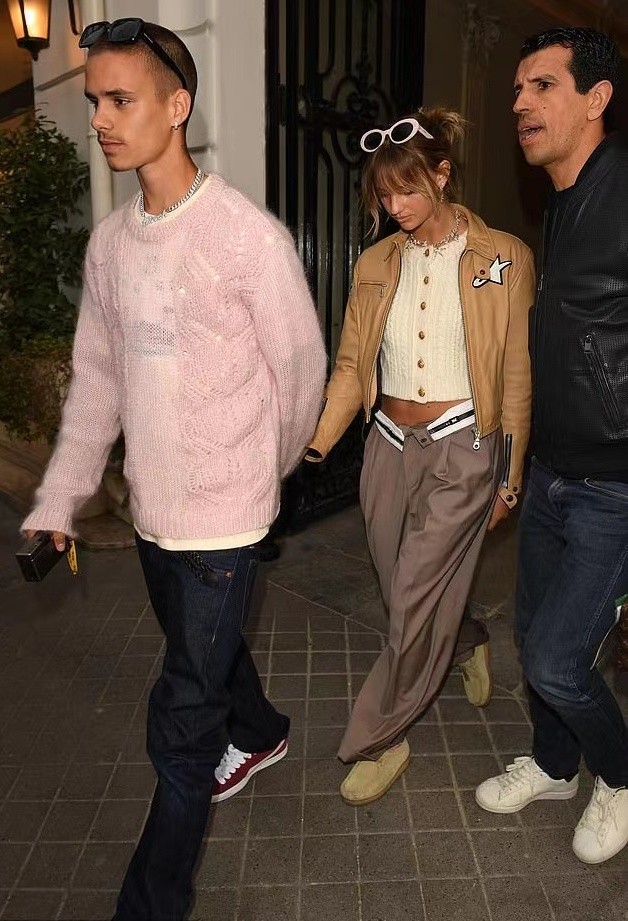 小贝和二公子视频,小贝蕾丝吊带背心