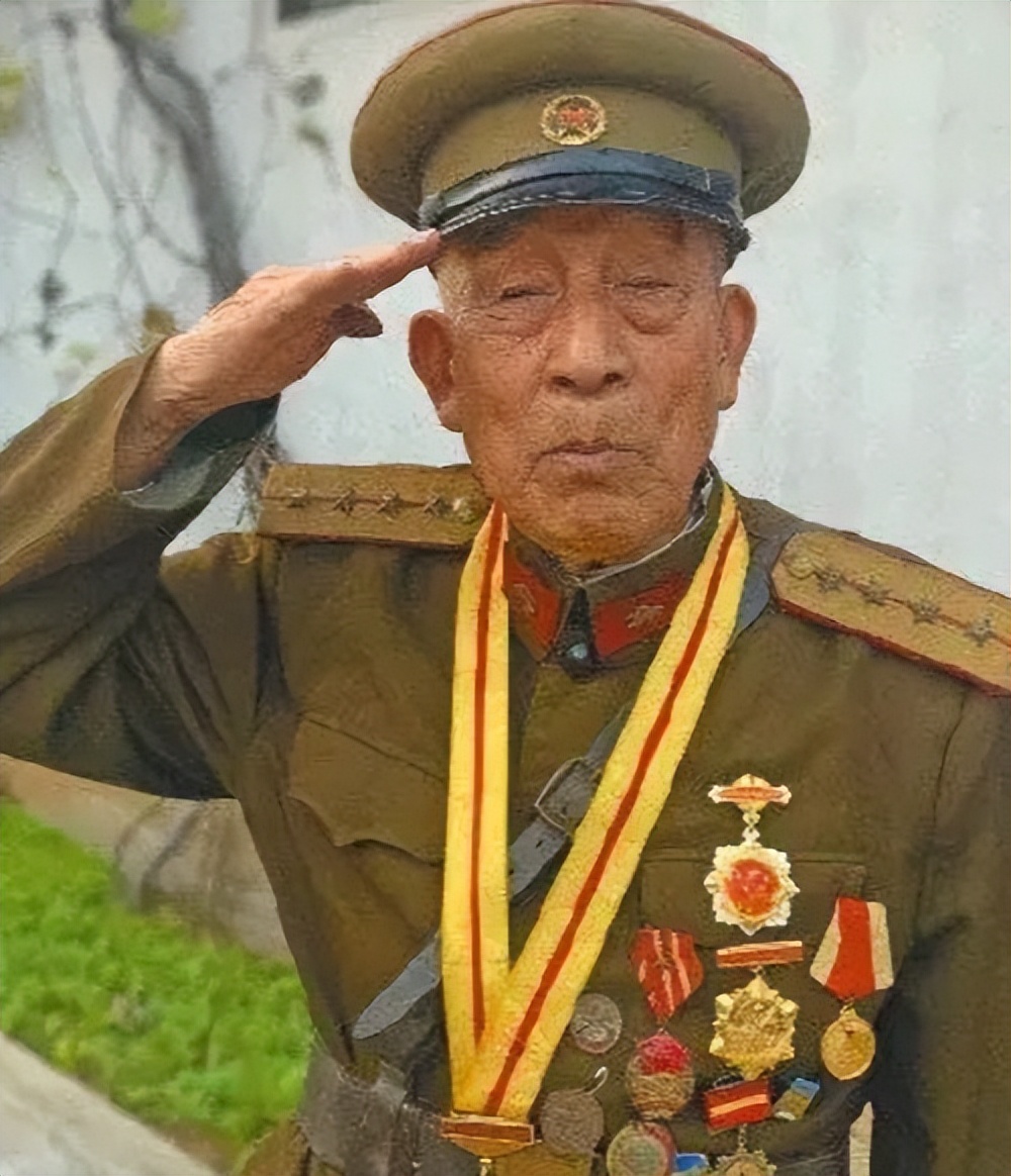 山东97岁老人手握双枪,山东97岁老人手持双枪