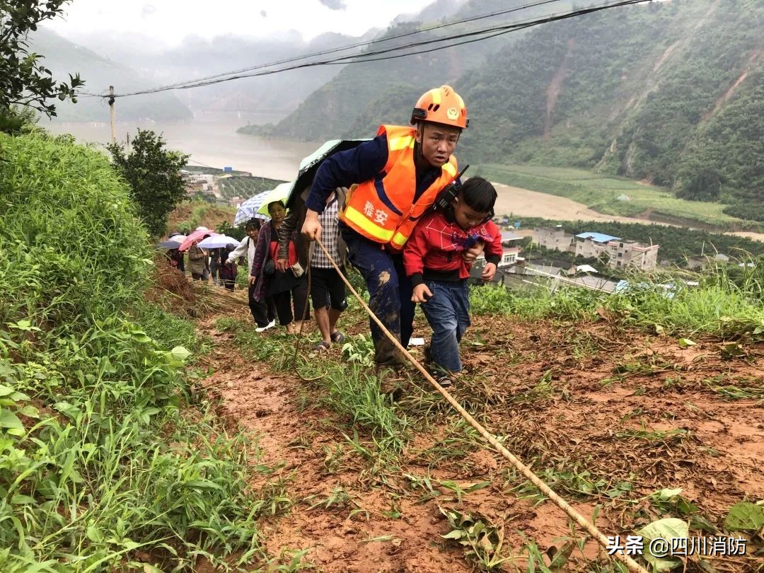 “春节我在岗·万家灯更亮”系列报道（一）|四川消防守护您的温暖除夕