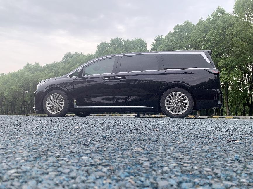 岚图梦想家和丰田埃尔法测试视频,东风岚图增程式suv试驾