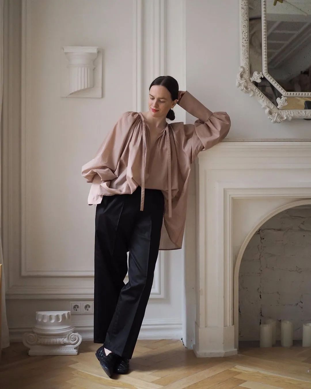 黑色衬衫最新穿搭,衬衫穿在毛衣外面